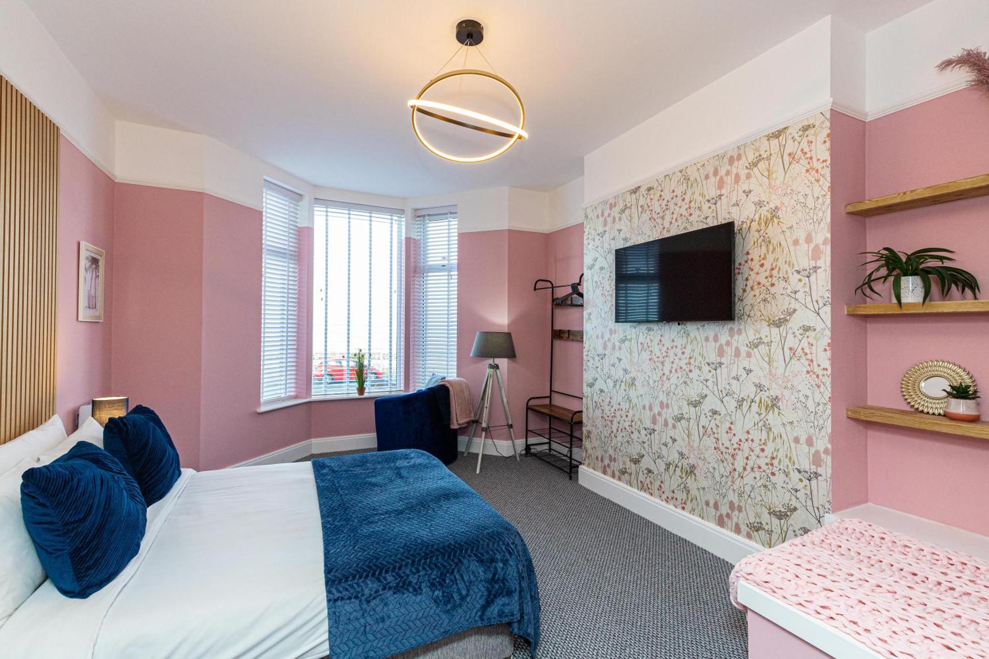 Beachfront Apartment 3 Bedrooms Sleeps 7 - Gateway To The Lake District - Newly Refurbished Morecambe Exterior photo