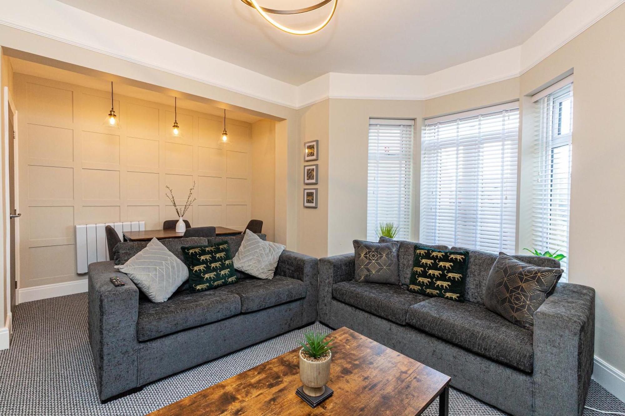 Beachfront Apartment 3 Bedrooms Sleeps 7 - Gateway To The Lake District - Newly Refurbished Morecambe Exterior photo
