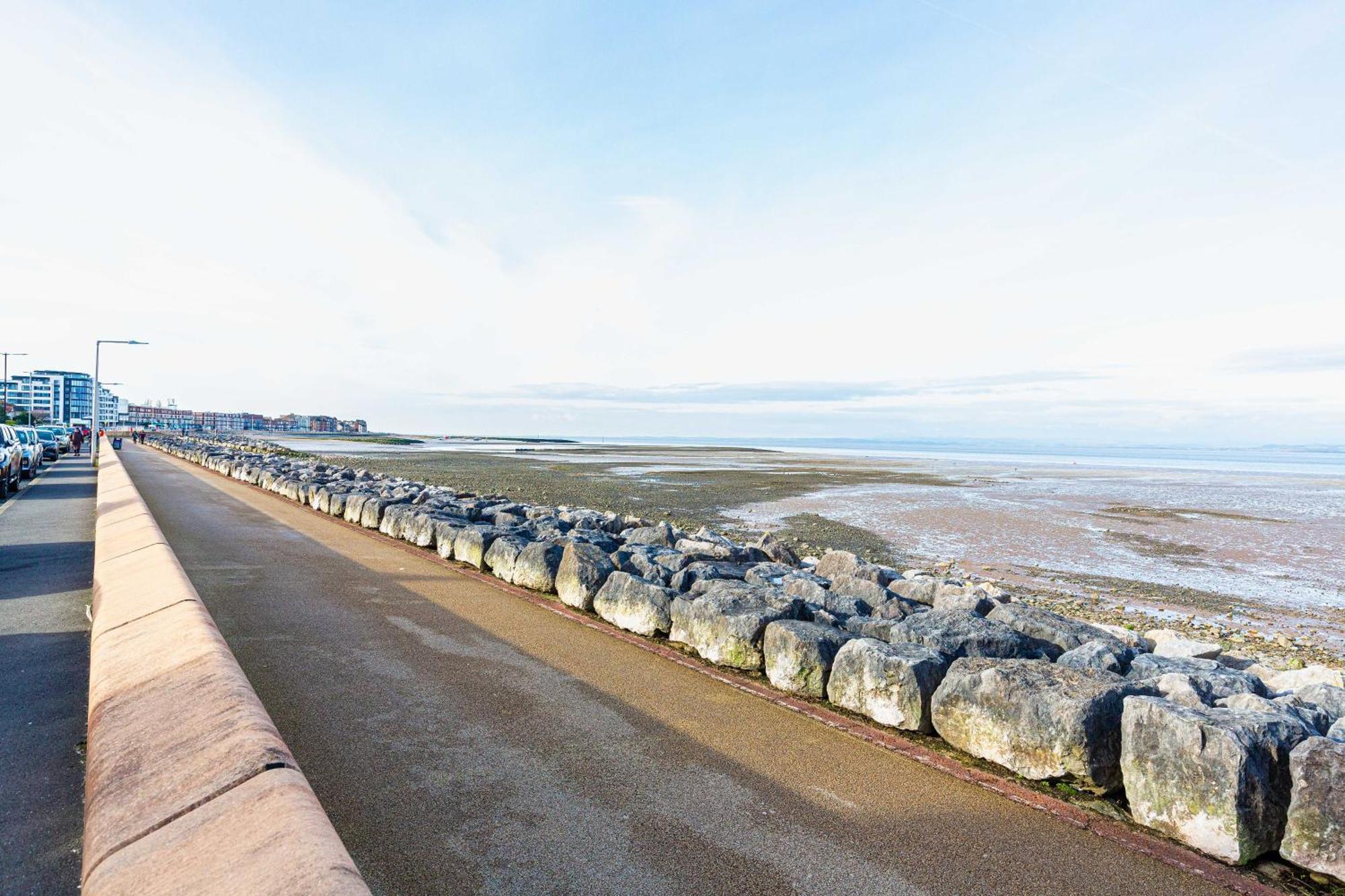 Beachfront Apartment 3 Bedrooms Sleeps 7 - Gateway To The Lake District - Newly Refurbished Morecambe Exterior photo