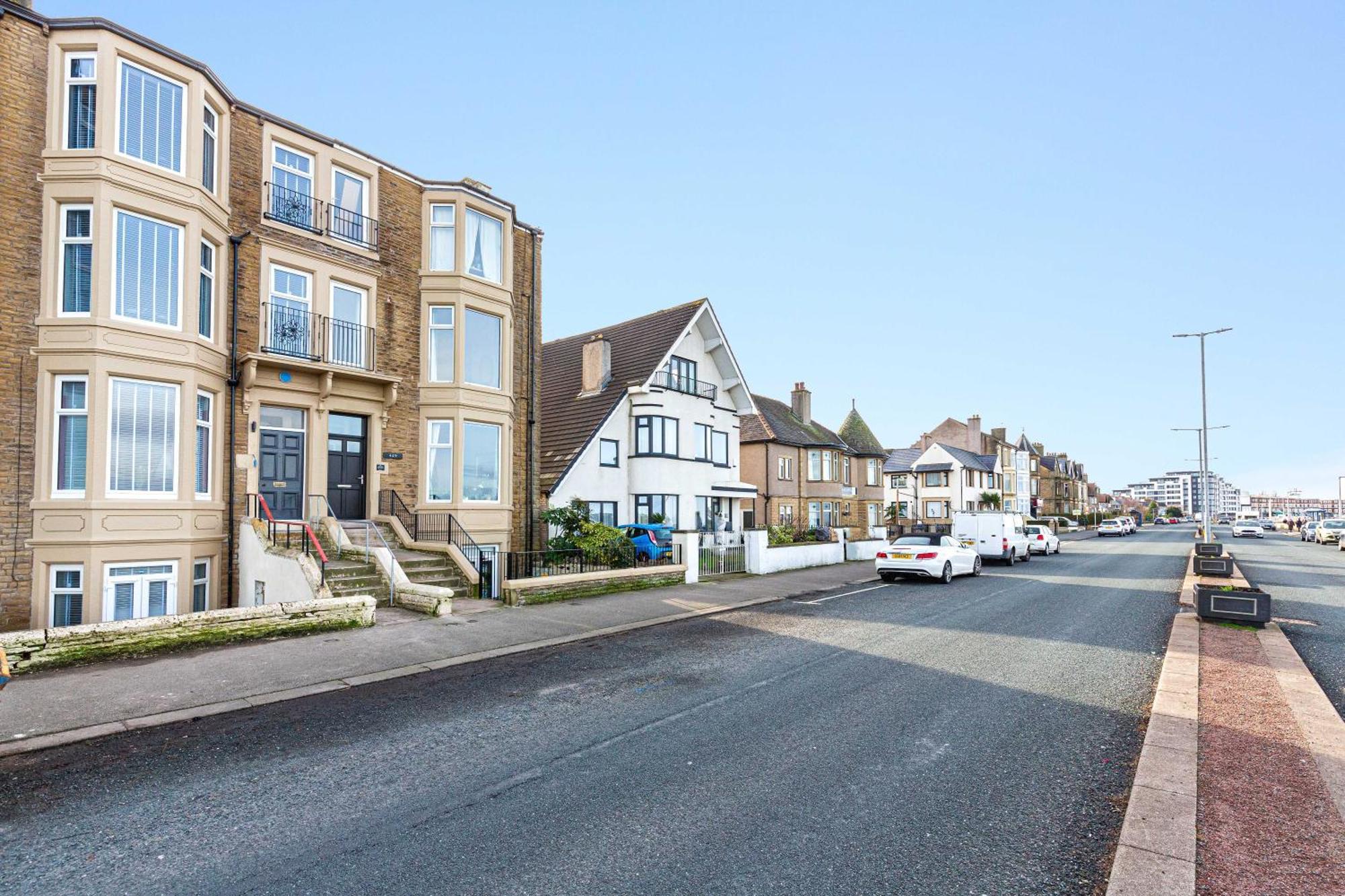 Beachfront Apartment 3 Bedrooms Sleeps 7 - Gateway To The Lake District - Newly Refurbished Morecambe Exterior photo